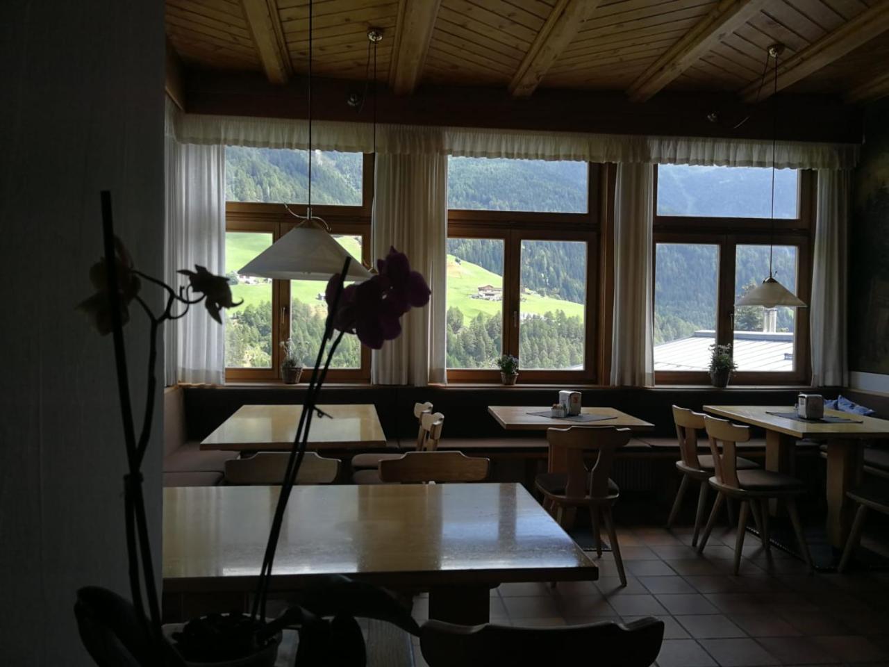 Gasthaus Weisskugel Hotel Malles Venosta Exterior photo