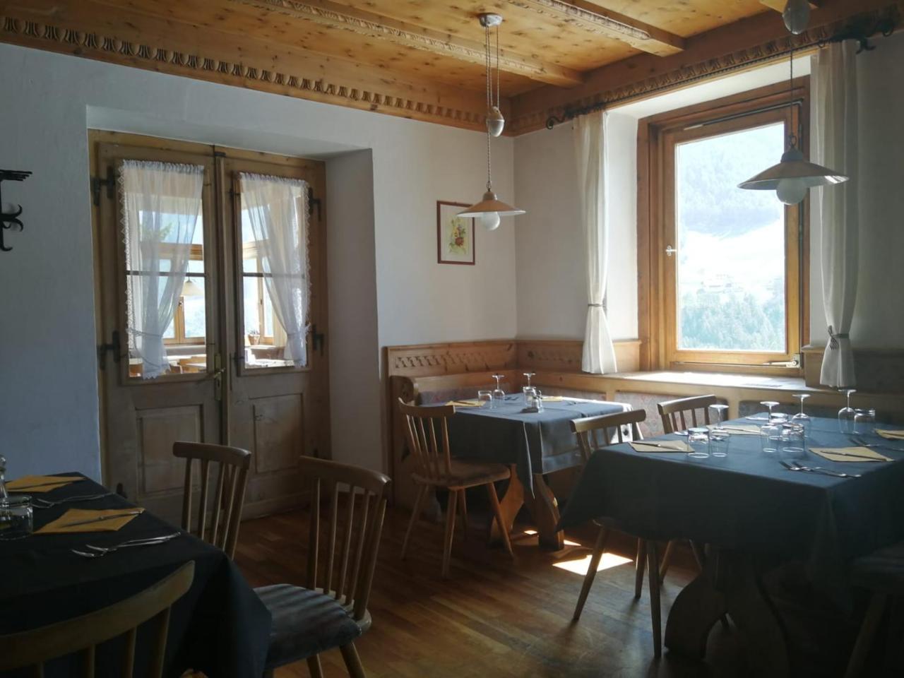 Gasthaus Weisskugel Hotel Malles Venosta Exterior photo