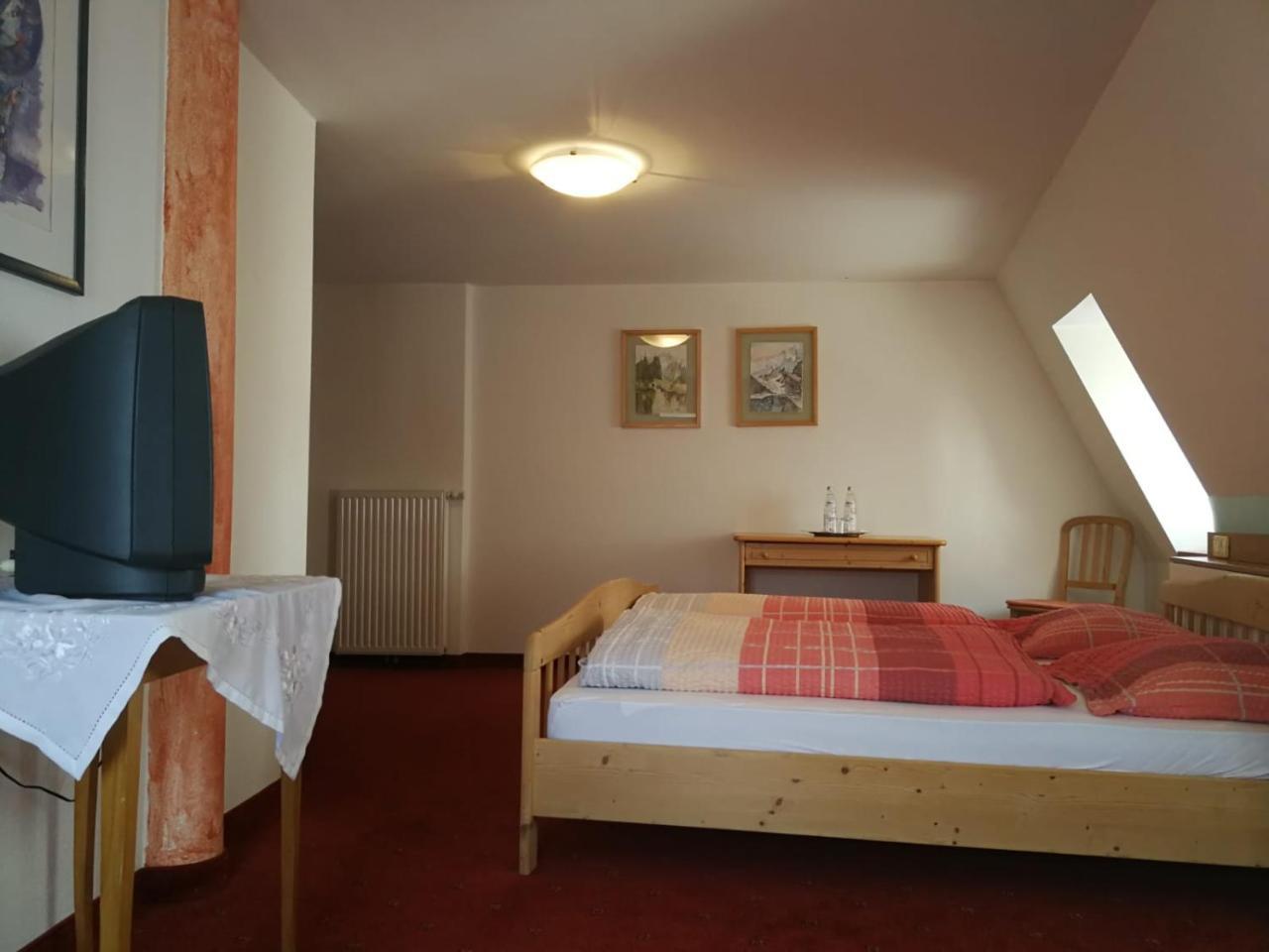 Gasthaus Weisskugel Hotel Malles Venosta Exterior photo