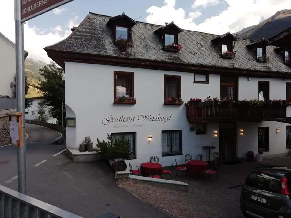 Gasthaus Weisskugel Hotel Malles Venosta Exterior photo